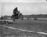 350239 Afbeelding van een motorrijder op de wip tijdens de Atletiek- en Motorwedstrijden in het kader van de ...